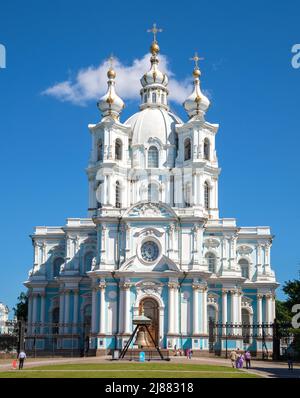 SANKT PETERSBURG, RUSSLAND - 06. JULI 2014: Smolny Cathedral an einem sonnigen Julitag Stockfoto