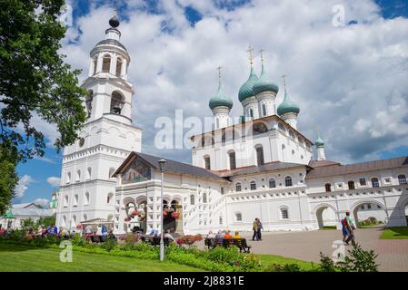 JAROSLAWL, RUSSLAND - 10. JULI 2016: Sonniger Julitag im Kloster Wwedenski Tolgskij. Goldener Ring Russlands Stockfoto