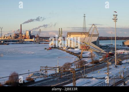 KOTKA, FINNLAND - 19. MÄRZ 2019: Vellamo Maritime Center in der städtischen Märzlandschaft Stockfoto