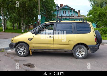 SORTAVALA, RUSSLAND - 15. AUGUST 2020: Russischer Minivan VAZ-2120 'Nadezhda' der ersten Veröffentlichungen auf der Stadtstraße. Seitenansicht Stockfoto