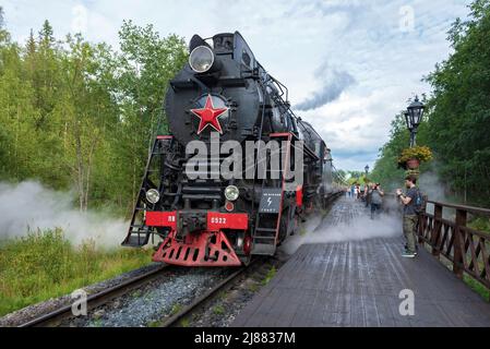 RUSKEALA, RUSSLAND - 15. AUGUST 2020: Touristen im touristischen Retrozug 'Ruskeala Express' auf dem Bahnhof Ruskeala an einem Augustmorgen Stockfoto