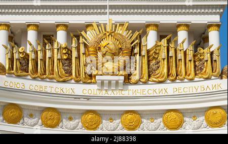 MOSKAU, RUSSLAND - 14. APRIL 2021: Emblem der UdSSR und die Inschrift Union der Sozialistischen Sowjetrepubliken auf dem Giebel des Zentralpavillons (P Stockfoto