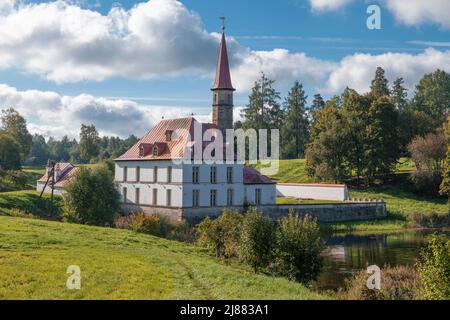 Antiker Priorat Palast in der Herbstlandschaft am Septembermorgen. Gatchina. Leningrad, Russland Stockfoto