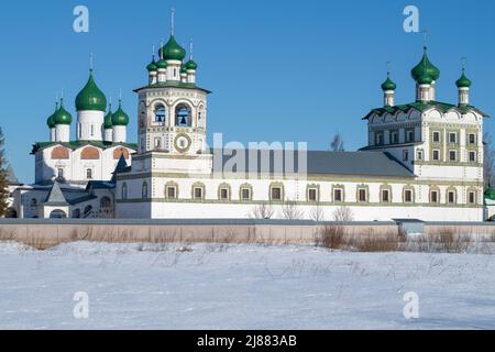 Die Kirche des heiligen Johannes des Theologen mit der Refektoriumskirche der Himmelfahrt des Herrn und dem Glockenturm im Nikolo-Wjaschischtschski Kloster. Nowgorod Stockfoto