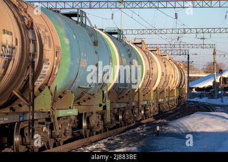 SHARYA, RUSSLAND - 19. MÄRZ 2022: Vorbeifahrende Güterbahn von Tanks für den Transport von Erdölprodukten aus der Nähe an einem Märztag Stockfoto