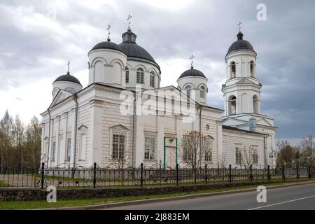 Alte Kathedrale von Elijah dem Propheten an einem bewölkten Maitag. Soltsy, Region Nowgorod. Russland Stockfoto