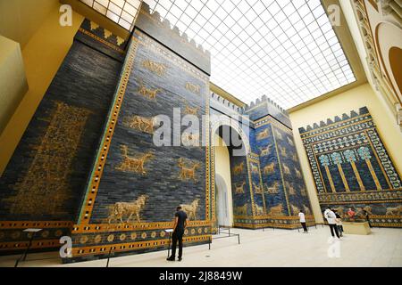 Berlin, Deutschland. 13.. Mai 2022. Das Foto vom 13. Mai 2022 zeigt das Ishtar-Tor im Pergamon-Museum in Berlin, der Hauptstadt Deutschlands. Quelle: Ren Pengfei/Xinhua/Alamy Live News Stockfoto