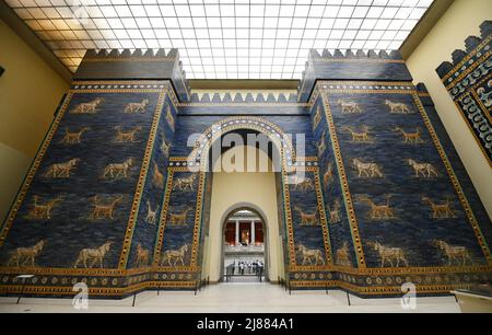 Berlin, Deutschland. 13.. Mai 2022. Das Foto vom 13. Mai 2022 zeigt das Ishtar-Tor im Pergamon-Museum in Berlin, der Hauptstadt Deutschlands. Quelle: Ren Pengfei/Xinhua/Alamy Live News Stockfoto