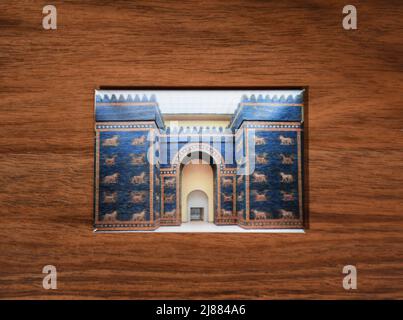 Berlin, Deutschland. 13.. Mai 2022. Das am 13. Mai 2022 aufgenommene Foto zeigt einen Ishtar Gate-Kühlschrank-Aufkleber im Pergamon-Museum in Berlin, der Hauptstadt Deutschlands. Quelle: Ren Pengfei/Xinhua/Alamy Live News Stockfoto