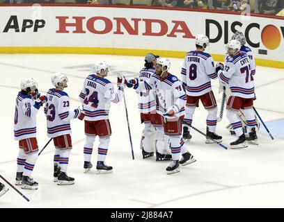 Pittsburgh, USA. 13.. Mai 2022. Die New York Rangers feiern den 5-3-Sieg gegen die Pittsburgh Penguins nach dem Ende des sechsten Spiels in der ersten Runde der Stanley Cups Playoffs in der PPG Paints Arena in Pittsburgh am Freitag, den 13. Mai 2022. Die Rangers gewinnen die Serie bei drei Spielen alle. Foto von Archie Corper/UPI Credit: UPI/Alamy Live News Stockfoto