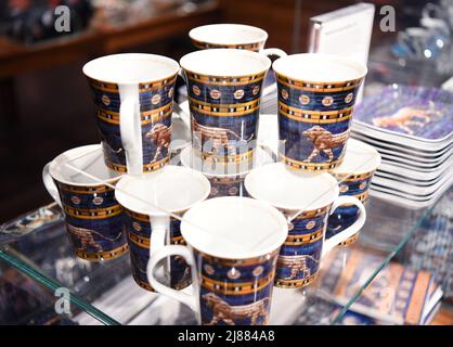 Berlin, Deutschland. 13.. Mai 2022. Das am 13. Mai 2022 aufgenommene Foto zeigt Becher des Ishtar-Tores im Pergamon-Museum in Berlin, der Hauptstadt Deutschlands. Quelle: Ren Pengfei/Xinhua/Alamy Live News Stockfoto