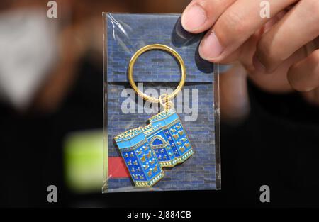 Berlin, Deutschland. 13.. Mai 2022. Das am 13. Mai 2022 aufgenommene Foto zeigt einen Schlüsselanhänger aus dem Ishtar Gate im Pergamon Museum in Berlin, der Hauptstadt Deutschlands. Quelle: Ren Pengfei/Xinhua/Alamy Live News Stockfoto