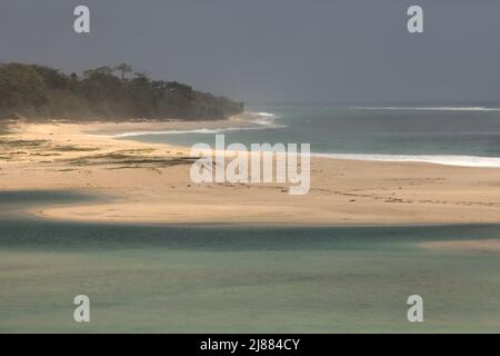 Blick auf einen Strand im Dorf Ratenggaro, Südwest-Sumba, Ost-Nusa-Tenggara, Indonesien. Stockfoto