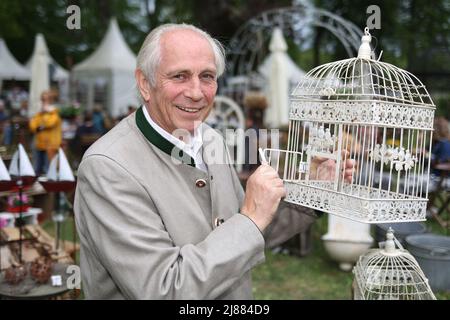 Dobbelin, Deutschland. 13.. Mai 2022. 13. Mai 2022, Sachsen-Anhalt, Döbbelin: Alexander von Bismarck schaut auf der Messe auf einen Vogelkäfig. Zum achten Mal findet auf 8 Hektar 'LebensArt', der Messe für Garten, Wohnen und Lifestyle auf Schloss Bismarck Döbbelin, statt. Weit über 120 Aussteller präsentieren sich bis Sonntag im Schlossgarten, alles rund um das Thema Garten, Dekorationen und Blumen. Foto: Peter Gercke/dpa Quelle: dpa picture Alliance/Alamy Live News Stockfoto