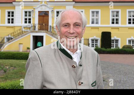 Dobbelin, Deutschland. 13.. Mai 2022. 13. Mai 2022, Sachsen-Anhalt, Döbbelin: Alexander von Bismarck steht vor seinem Schloss. Zum achten Mal findet auf 8 Hektar 'LebensArt', der Messe für Garten, Wohnen und Lifestyle auf Schloss Bismarck Döbbelin, statt. Weit über 120 Aussteller präsentieren sich bis Sonntag im Schlossgarten, alles rund um das Thema Garten, Dekorationen und Blumen. Foto: Peter Gercke/dpa Quelle: dpa picture Alliance/Alamy Live News Stockfoto