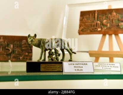 Rom, Italien. 13.. Mai 2022. Ein Souvenir mit „She-Wolf“ ist in den Kapitolinischen Museen in Rom, Italien, am 13. Mai 2022 zu sehen. Eine der prestigeträchtigen Sammlungen der Kapitolinischen Museen ist die "She-Wolf", ein Meisterwerk der Bronzeskulptur, das auf der Legende basiert, die den Zwillingen Romulus und Remus, die in ihren Kinderschuhen von einem Wolf gerettet und gestäuzt worden waren, den Ursprung der Stadt beitrug. Quelle: Jin Mamengni/Xinhua/Alamy Live News Stockfoto