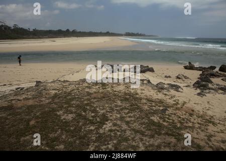 Blick auf einen Strand im Dorf Ratenggaro, Südwest-Sumba, Ost-Nusa-Tenggara, Indonesien. Stockfoto