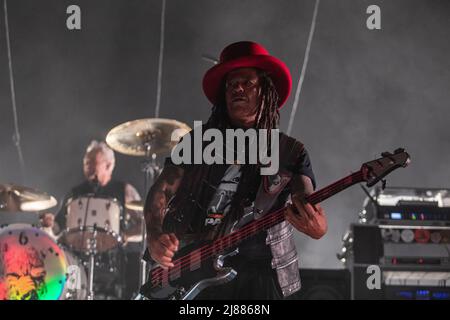 Mai. 13. 2022. Zagreb, Kroatien - Cass Lewis Bassist von der Gruppe Skunk Anansie, mit einem Live-Konzert Stockfoto