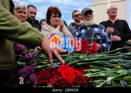 Balabyne, Ukraine. 13.. Mai 2022. Auf dem Friedhof von Balabyne wird der verstorbene Sergej Titow, Sergeant der Nationalgarde, durch russische Schüsse getötet. Russland marschierte am 24. Februar 2022 in die Ukraine ein und löste damit den größten militärischen Angriff in Europa seit dem Zweiten Weltkrieg aus Kredit: SOPA Images Limited/Alamy Live Nachrichten Stockfoto