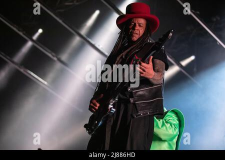 Mai. 13. 2022. Zagreb, Kroatien - Cass Lewis Bassist von der Gruppe Skunk Anansie, mit einem Live-Konzert Stockfoto