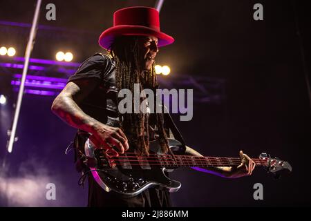 Mai. 13. 2022. Zagreb, Kroatien - Cass Lewis Bassist von der Gruppe Skunk Anansie, mit einem Live-Konzert Stockfoto