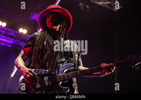 Mai. 13. 2022. Zagreb, Kroatien - Cass Lewis Bassist von der Gruppe Skunk Anansie, mit einem Live-Konzert Stockfoto