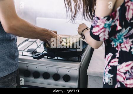 Mann und Frau bereiten einen Gemüsesalat aus nächster Nähe zu Stockfoto