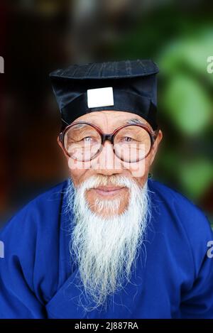 Porträt eines taoistischen Priesters, aufgenommen in Peking, China. Stockfoto