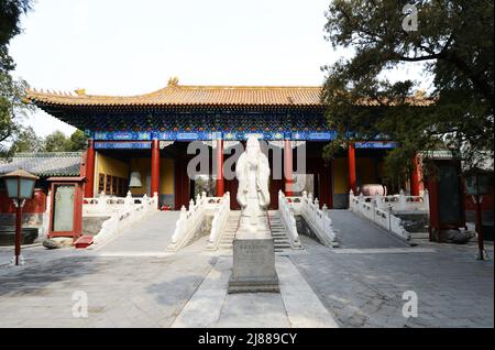 Statue des Konfuzius im konfuzianischen Tempel in Peking, China. Stockfoto