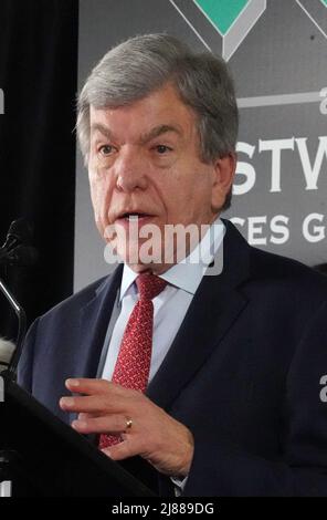 St. Louis, USA. 14.. Mai 2022. Senator Roy Blunt (R-Mo) nimmt seine Bemerkungen vor, nachdem er am Freitag, den 13. Mai 2022, eine neue Sensitive Compartmented Information Facility (SCIF) in einem alten Hochhaus in St. Louis bereist hatte. Dieses SCIF ist das erste und größte der Region und wird eine entscheidende Rolle bei der Unterstützung des Ausbaus des Geospatial-Intelligence-Sektors in der Region St. Louis spielen und gleichzeitig 500 neue Arbeitsplätze in St. Louis schaffen. Foto von Bill Greenblatt/UPI Credit: UPI/Alamy Live News Stockfoto