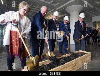 St. Louis, USA. 14.. Mai 2022. Senator Roy Blunt (R-Mo), nimmt an einem feierlichen Spatenstich Teil, nachdem er am Freitag, den 13. Mai 2022, eine neue Sensitive Compartmented Information Facility (SCIF) in einem alten Hochhaus in St. Louis besucht hat. Dieses SCIF ist das erste und größte der Region und wird eine entscheidende Rolle bei der Unterstützung des Ausbaus des Geospatial-Intelligence-Sektors in der Region St. Louis spielen und gleichzeitig 500 neue Arbeitsplätze in St. Louis schaffen. Foto von Bill Greenblatt/UPI Credit: UPI/Alamy Live News Stockfoto