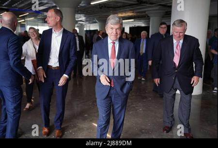 St. Louis, USA. 14.. Mai 2022. Senator Roy Blunt (R-Mo), führt am Freitag, den 13. Mai 2022, durch eine neue Sensitive Compartmented Information Facility (SCIF) während eines Spatenstichs in einem alten Hochhaus in St. Louis. Dieses SCIF ist das erste und größte der Region und wird eine entscheidende Rolle bei der Unterstützung des Ausbaus des Geospatial-Intelligence-Sektors in der Region St. Louis spielen und gleichzeitig 500 neue Arbeitsplätze in St. Louis schaffen. Foto von Bill Greenblatt/UPI Credit: UPI/Alamy Live News Stockfoto