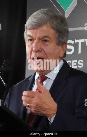 St. Louis, USA. 14.. Mai 2022. Senator Roy Blunt (R-Mo) nimmt seine Bemerkungen vor, nachdem er am Freitag, den 13. Mai 2022, eine neue Sensitive Compartmented Information Facility (SCIF) in einem alten Hochhaus in St. Louis bereist hatte. Dieses SCIF ist das erste und größte der Region und wird eine entscheidende Rolle bei der Unterstützung des Ausbaus des Geospatial-Intelligence-Sektors in der Region St. Louis spielen und gleichzeitig 500 neue Arbeitsplätze in St. Louis schaffen. Foto von Bill Greenblatt/UPI Credit: UPI/Alamy Live News Stockfoto