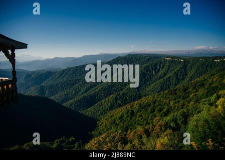 Pavillon auf dem Hintergrund der Berge in adygea, russland Stockfoto