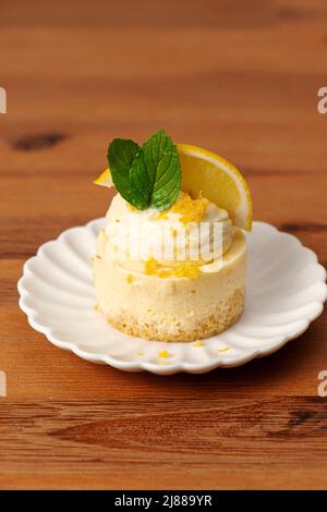 Frisch zubereitetes Keto Lemon Cream Pie mit Mandel- und Kokosnusskruste. Stockfoto