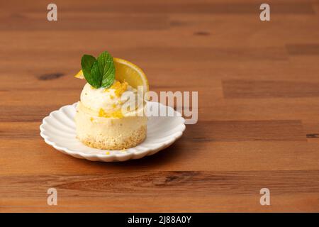 Frisch zubereitetes Keto Lemon Cream Pie mit Mandel- und Kokosnusskruste. Stockfoto