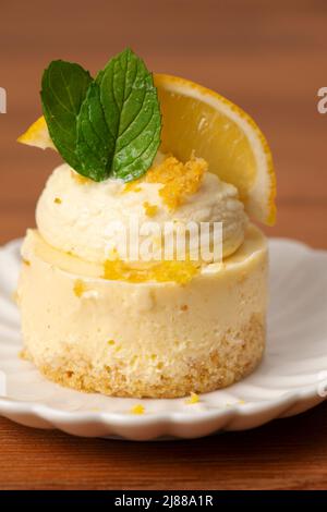 Frisch zubereitetes Keto Lemon Cream Pie mit Mandel- und Kokosnusskruste. Stockfoto