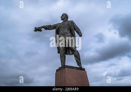 Wladimir Lenin Denkmal gegen den stürmischen Himmel in der Stadt Sankt Petersburg, Russland. Stockfoto