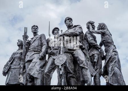 Denkmal für sowjetische Soldaten. Fragment des Gedenkkomplexes mit dem Titel „an die heldenhaften Verteidiger von Leningrad“. Sankt Petersburg, Russland. Stockfoto