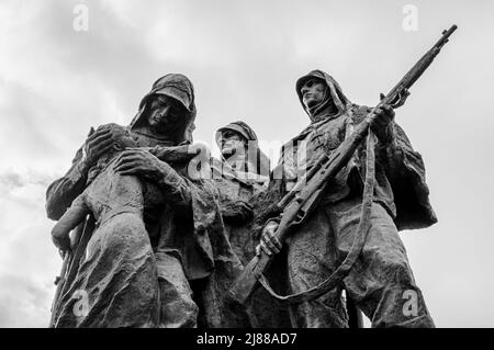 Denkmal für sowjetische Soldaten, die ein Kind retten. Fragment des Gedenkkomplexes. Sankt Petersburg, Russland. Schwarz und Weiß. Stockfoto