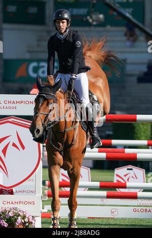 Madrid, Spanien. 11.. Mai 2022. Mark McAuley während der Longines CSI 5 Global Champions Tour of Madrid 2022 im Country Club der Villa de Madrid. Reiter und ihre Pferde nehmen am Pokalspringen von Marqués De Vargas Teil, bei dem Pieter Devos als Sieger der Marques De Vargas Trophy hervorging. Kredit: SOPA Images Limited/Alamy Live Nachrichten Stockfoto