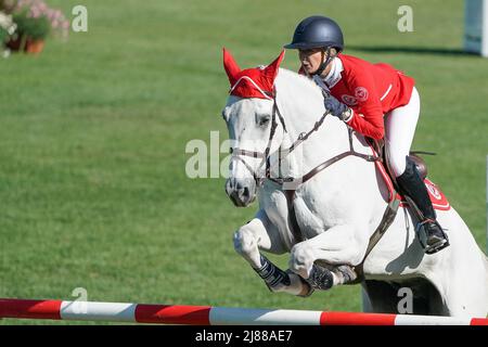 Madrid, Spanien. 11.. Mai 2022. Lillie Keenan während der Longines CSI 5 Global Champions Tour of Madrid 2022 im Country Club der Villa de Madrid. Reiter und ihre Pferde nehmen am Pokalspringen von Marqués De Vargas Teil, bei dem Pieter Devos als Sieger der Marques De Vargas Trophy hervorging. Kredit: SOPA Images Limited/Alamy Live Nachrichten Stockfoto