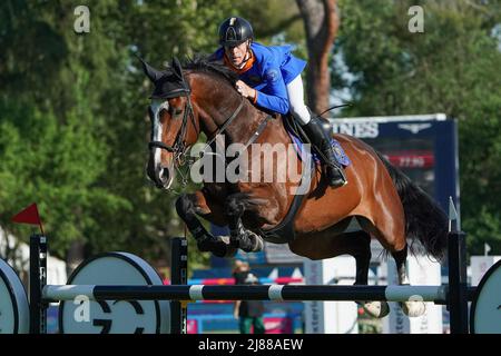 Madrid, Spanien. 11.. Mai 2022. Marcus Ehning während der Longines CSI 5 Global Champions Tour of Madrid 2022 im Country Club der Villa de Madrid. Reiter und ihre Pferde nehmen am Pokalspringen von Marqués De Vargas Teil, bei dem Pieter Devos als Sieger der Marques De Vargas Trophy hervorging. Kredit: SOPA Images Limited/Alamy Live Nachrichten Stockfoto