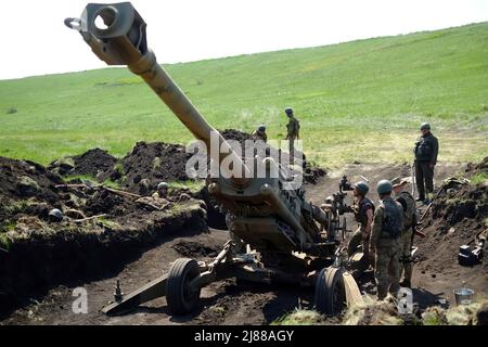 U. S. M777 Haubitzen sind in der Ukraine angekommen und sind an der Front im Einsatz, die moderne hochexplosive Waffen liefern, die Runden bis zu 35 Meilen in die Downrange liefern können. Foto: Ukraine MOD Stockfoto