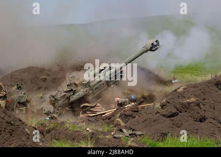 U. S. M777 Haubitzen sind in der Ukraine angekommen und sind an der Front im Einsatz, die moderne hochexplosive Waffen liefern, die Runden bis zu 35 Meilen in die Downrange liefern können. Foto: Ukraine MOD Stockfoto