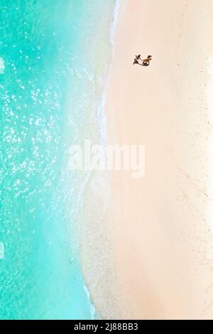 Ein paar Spaziergänge am Strand von Mauritius im Indischen Ozean. Draufsicht auf den Strand mit türkisfarbenem Wasser auf der tropischen Insel Mauritius.Luftaufnahme Stockfoto