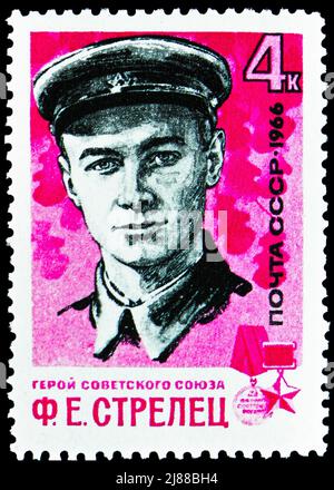 MOSKAU, RUSSLAND - 10. APRIL 2022: Die in der UdSSR gedruckte Briefmarke zeigt Partisan Filipp Strelets (1923-1942), war Heroes of the USSR Serie, um 1966 Stockfoto