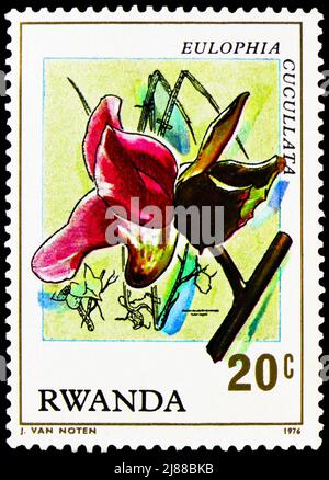 MOSKAU, RUSSLAND - 10. APRIL 2022: Die in Ruanda gedruckte Briefmarke zeigt Eulophia cucullata, Orchids Serie, um 1976 Stockfoto