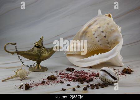 Erinnerung an Ägypten - Muscheln, Alladins Lampe und andere ägyptische Dinge Stockfoto