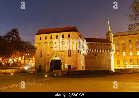 Der Barbican - ein befestigter Vorposten, der einst mit der Stadtmauer verbunden war. Es ist ein historisches Tor, das in die Altstadt von Krakau, Polen, führt. Stockfoto